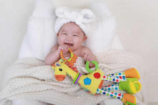 如皋四个月宝宝揉眼睛